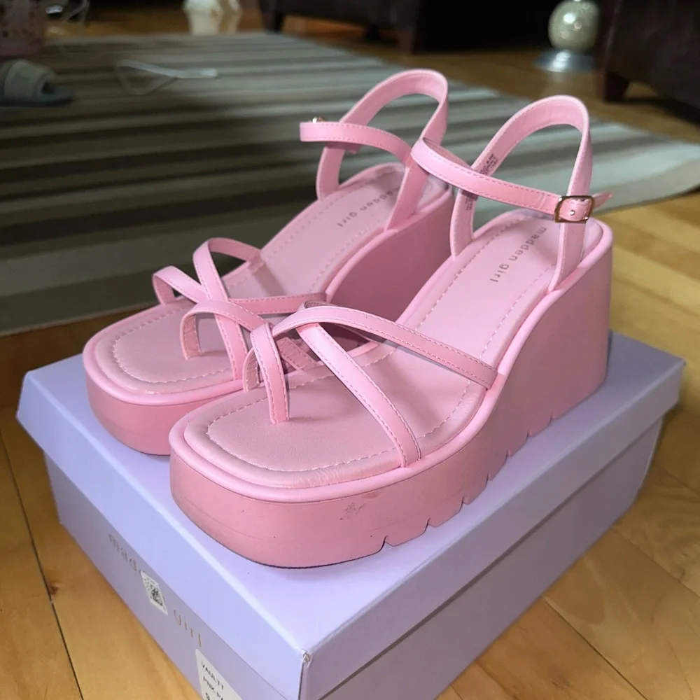 NWT Madden Girl “Vault” Platform Sandal